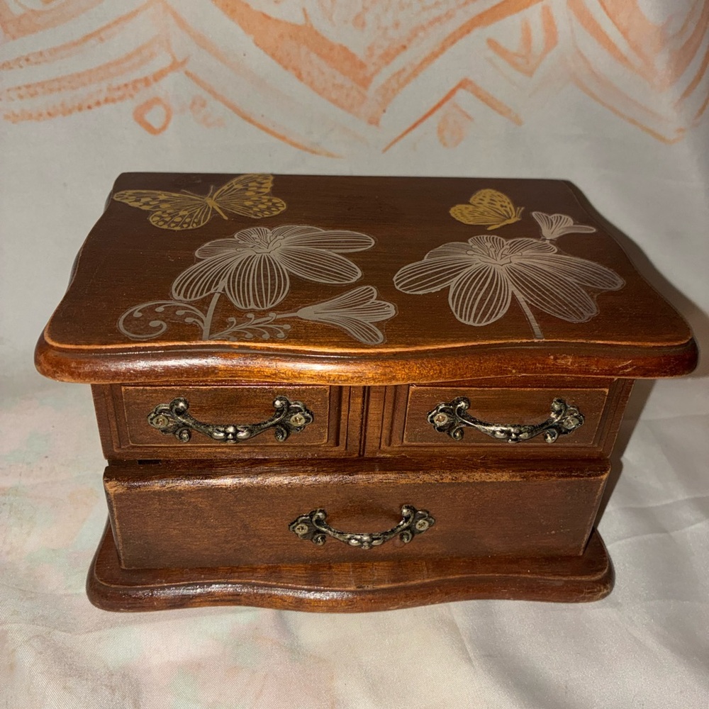 Wooden Jewelry Box with Figurines - Picture 5 of 11